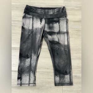 Lucy - Gray Compression Capri Pants - Size Medium